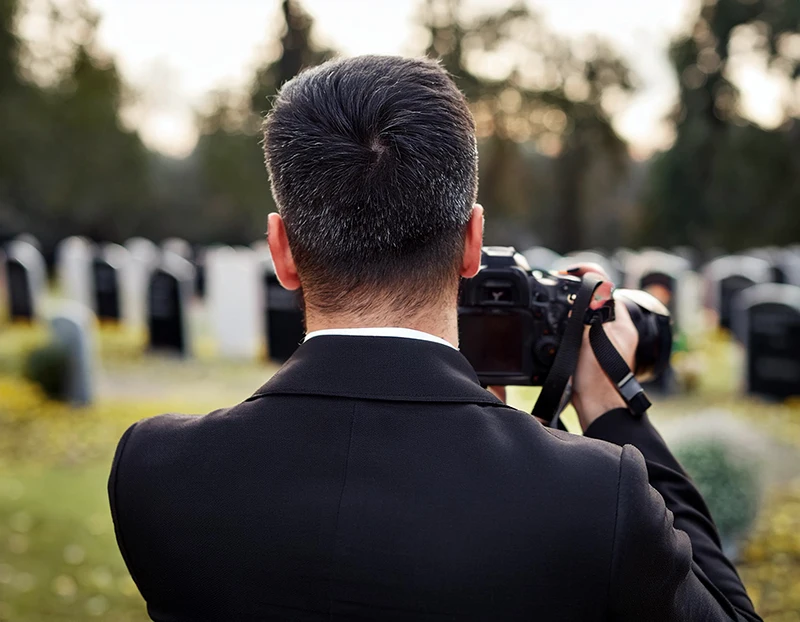 Trauerfotografie Rastatt Baden-Baden. Trauerfotograf mit Kamera auf dem Friedhof.